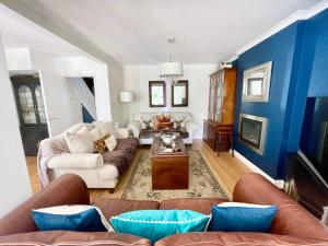 uma sala de estar com um sofá e uma mesa em The Bali - 4 Bedroom House, Henley Regatta em Henley on Thames