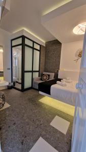 Postel nebo postele na pokoji v ubytování Mykonos Double Luxury Mini Suites-With External Hot spa Adults only