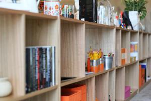 una estantería llena de libros y marcadores en Art Series - The Larwill Studio, en Melbourne