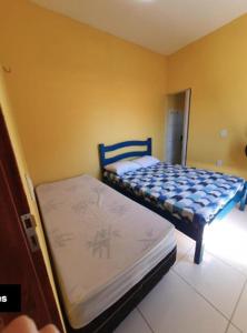1 Schlafzimmer mit 2 Betten in einem Zimmer in der Unterkunft Casinha na Praia do Guajiru in Guajiru