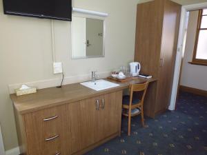 The Formby Hotel的电视和/或娱乐中心