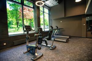 Posilňovňa alebo fitness centrum v ubytovaní Nadmorskie Tarasy Pink&Blue z prywatnym tarasem basen kryty&zewnętrzny infinity siłownia sala zabaw