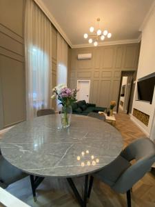 Luxury Exclusive 3 Bedroom DOWNTOWN Apartment 1065 Budapest, 26 Nagymező utca kép - 2