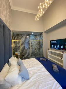 Posteľ alebo postele v izbe v ubytovaní Luxury Exclusive 3 Bedroom DOWNTOWN Apartment