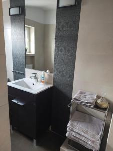 W łazience znajduje się umywalka i lustro. w obiekcie Christiana Andersena - apartamenty w Poznaniu