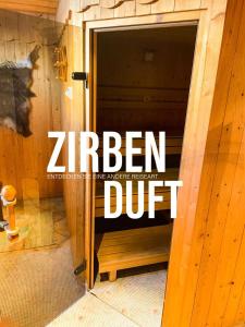 eine Tür in einem Zimmer mit einem Schild darauf in der Unterkunft Merryshof in Sankt Ulrich am Pillersee