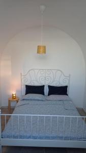 een bed met een blauw dekbed en 2 kussens bij LA CASA DI BEL in Monopoli +57 foto's
