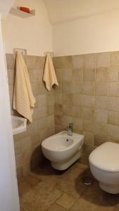 een badkamer met een toilet en een bidet bij LA CASA DI BEL in Monopoli