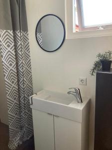 柯德科克的住宿－Casa Bianco，浴室设有水槽和墙上的镜子
