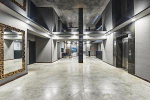 um corredor vazio num edifício com um espelho grande em Mountain Resort Gantiadi em Borjomi