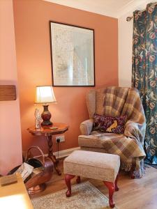 uma sala de estar com uma cadeira e uma mesa em Chapel Bricks-dog friendly cottage near the coast em Withernwick