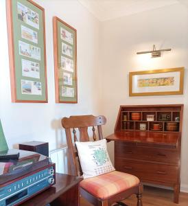 um quarto com uma secretária e uma cadeira ao lado de uma secretária em Chapel Bricks-dog friendly cottage near the coast em Withernwick