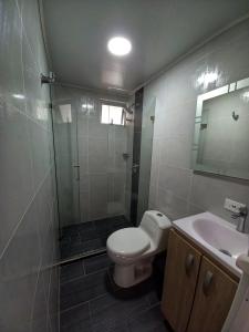 Koupelna v ubytování Apartamento Centro Guatapé, parque y embalse