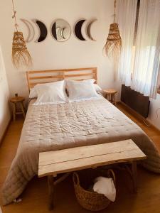 una camera da letto con un grande letto con una panca sopra di Apartamento Las Ocas "Solo Adultos" a Muros de Nalón