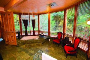 Istumisnurk majutusasutuses Linden Gardens Rainforest Retreat