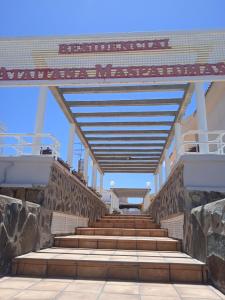 un ensemble d'escaliers avec un panneau indiquant l'aztec mexicanasociation dans l'établissement B&B Paraiso del Sol, à Maspalomas