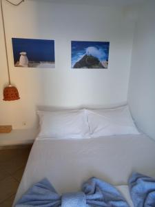 Postel nebo postele na pokoji v ubytování Madilida Sifnos Apartment