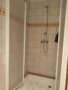 uma casa de banho com um chuveiro com azulejos brancos em Pis a Sant Feliu de Guíxols em Sant Feliu de Guixols