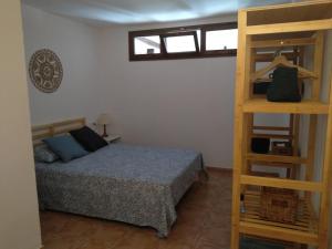 1 dormitorio con cama y estante para libros en Pis a Sant Feliu de Guíxols en Sant Feliu de Guixols