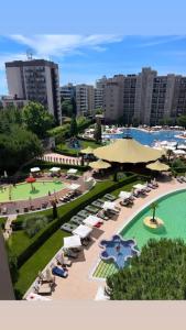 een resort met stoelen en parasols en een zwembad bij Private Apartament VIP in Royal Beach in Sunny Beach