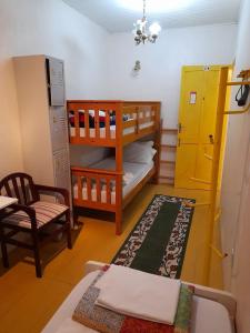 Uma ou mais camas em beliche em um quarto em Hostel Pousada Rheingantz Rio Grande