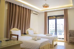 Een bed of bedden in een kamer bij Irbid Plaza Hotel