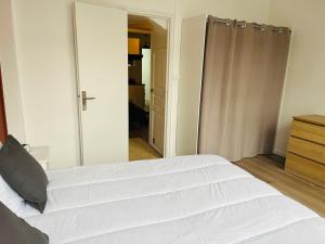 Posteľ alebo postele v izbe v ubytovaní Chez Chromatique, 2 pers, hyper centre-ville