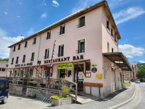 un edificio con un letrero que lee bar restaurante en Hotel de la Gare, en Briançon