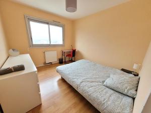 sypialnia z łóżkiem, biurkiem i oknem w obiekcie Appartement T5 avec 4 lits doubles w mieście Brest