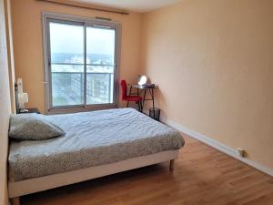 Łóżko lub łóżka w pokoju w obiekcie Appartement T5 avec 4 lits doubles