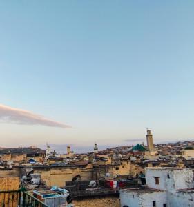 Nespecifikovaný výhled na destinaci Fès nebo výhled na město při pohledu z riadu