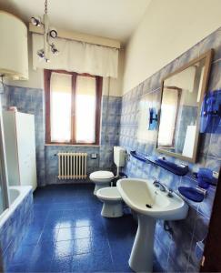 a bathroom with two toilets and a sink at Appartamento Ginetto in Corsalone +27 photos