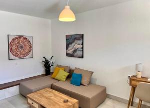 un soggiorno con divano e cuscini colorati di Canevaro Twins (North) a Chania