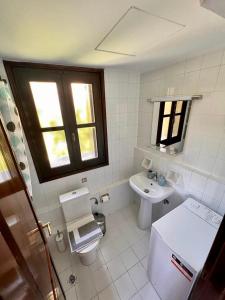 bagno bianco con lavandino e servizi igienici di Canevaro Twins (North) a Chania