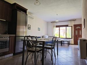 Kuchyň nebo kuchyňský kout v ubytování Voula Kourbeti Apartments