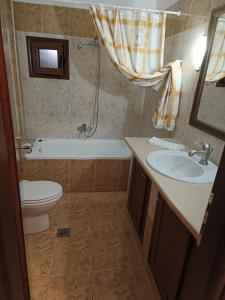 Koupelna v ubytování Voula Kourbeti Apartments