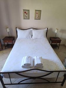 Postel nebo postele na pokoji v ubytování Voula Kourbeti Apartments