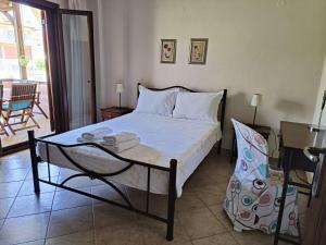 Postel nebo postele na pokoji v ubytování Voula Kourbeti Apartments