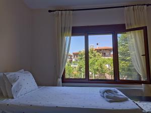 Postel nebo postele na pokoji v ubytování Voula Kourbeti Apartments