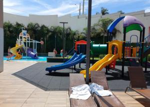 einen Spielplatz mit Rutsche und Rutsche in der Unterkunft Resort Olímpia Park 0912 in Olímpia