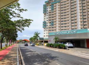 eine Straße vor einem großen Gebäude in der Unterkunft Resort Olímpia Park 0912 in Olímpia