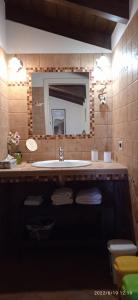 フォンディにあるIl Casale delle Fragoleのバスルーム(洗面台、鏡付)