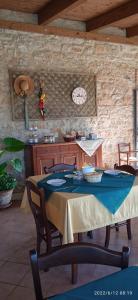 フォンディにあるIl Casale delle Fragoleのキッチン(テーブル、青いテーブルクロス付)