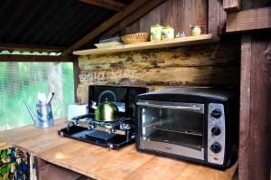 Kuchyň nebo kuchyňský kout v ubytování Guillerin Caravan and Glamping