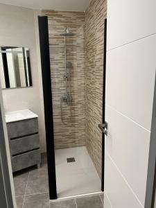 y baño con ducha y lavamanos. en Habitacion DOBLE con baño compartido en Pozuelo dentro de casa tipo Boutique en Pozuelo de Alarcón