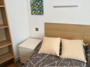 1 dormitorio con 1 cama con cabecero de madera en Habitacion DOBLE con baño compartido en Pozuelo dentro de casa tipo Boutique, en Pozuelo de Alarcón