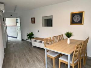 a dining room with a table and chairs at Habitacion DOBLE con baño compartido en Pozuelo dentro de casa tipo Boutique in Pozuelo de Alarcón