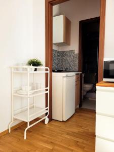 A kitchen or kitchenette at Przytulne apartamenty w centrum Warszawy