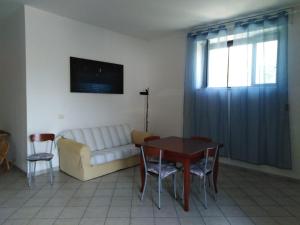 un salon avec un canapé, une table et des chaises dans l'établissement Villa delle Agavi, à Campomarino 41 autres photos