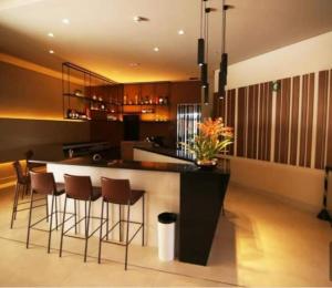 eine Küche mit einer Bar mit Hockern und einer Theke in der Unterkunft Resort Olímpia Park 0912 in Olímpia